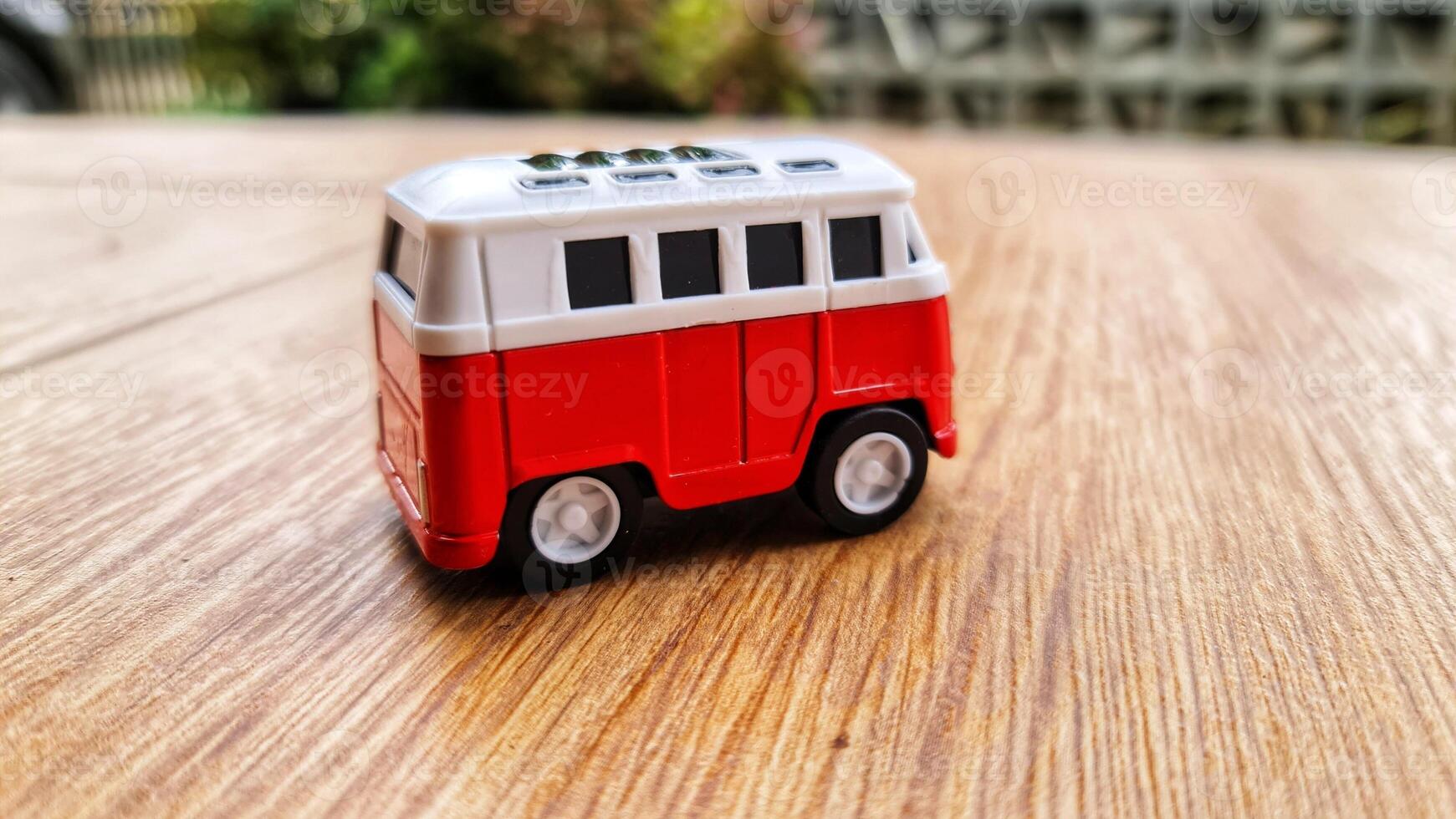 mourir jeter miniature rouge van. jouets pour garçons et les filles photo