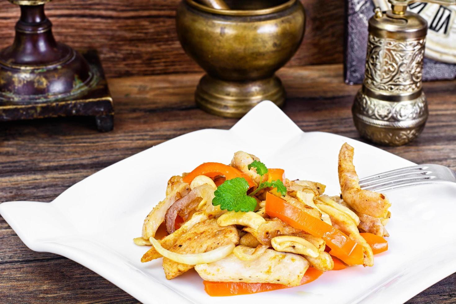 poulet aux noix de cajou et paprika doux grillé. asiatique, thaï photo