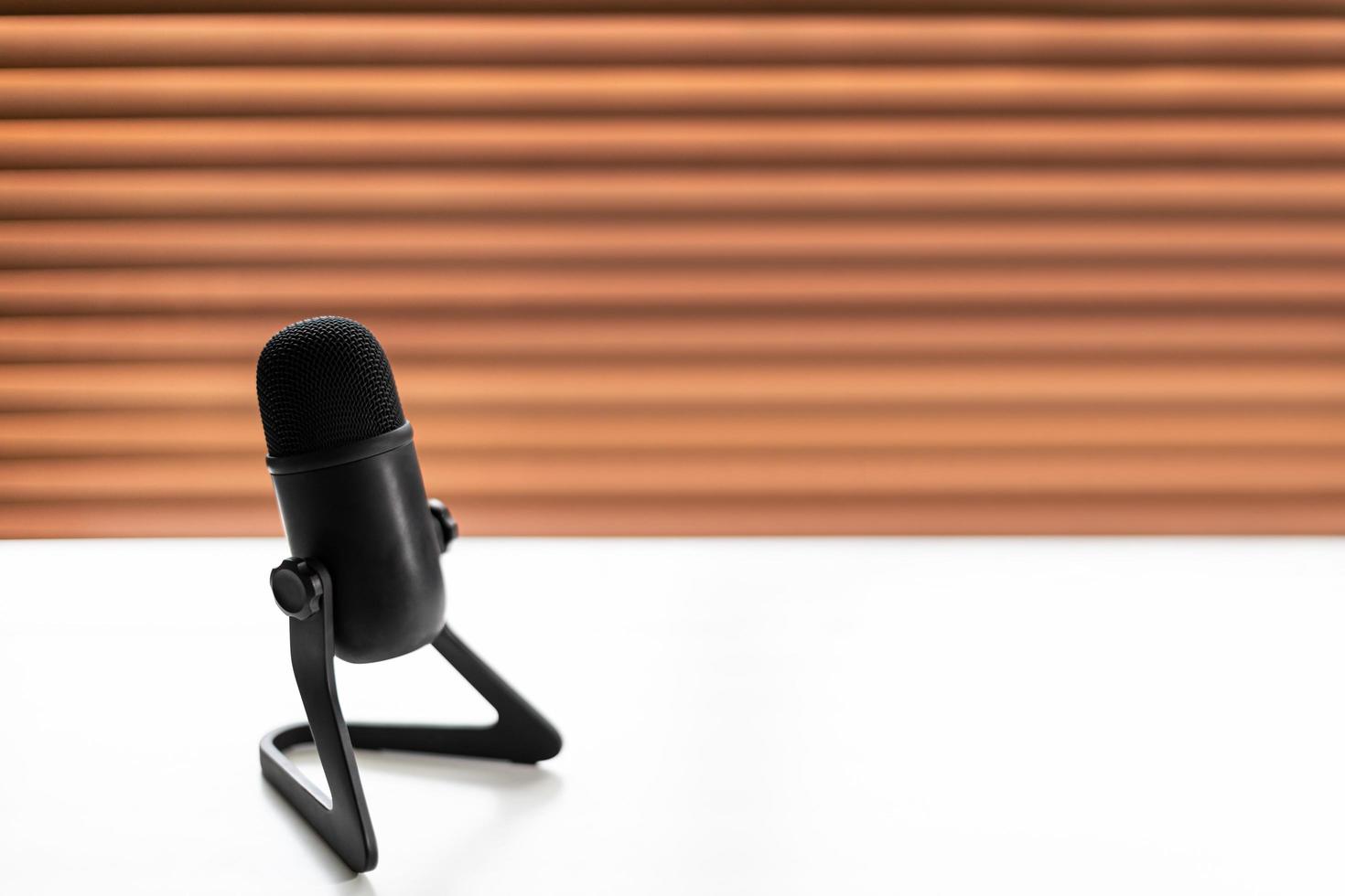 microphone noir sur tableau blanc et arrière-plan flou. photo
