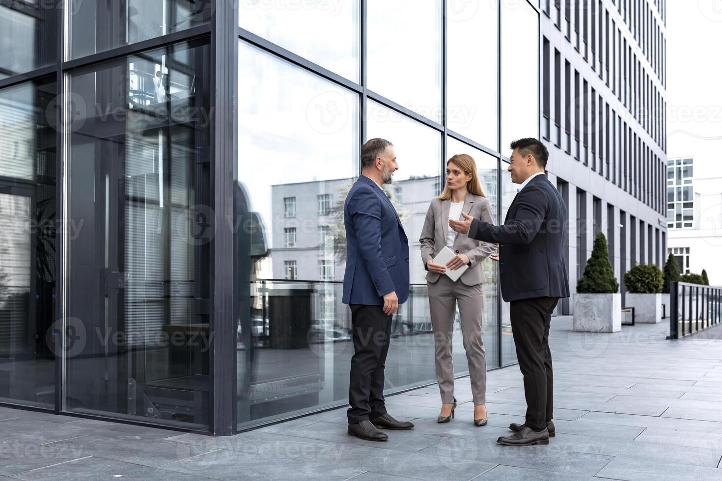 réunion de Trois réussi affaires personnes, diverse rêver équipe homme et femme à l'extérieur Bureau bâtiment, salutation et tremblement mains, expérimenté professionnels spécialistes dans affaires costume parlant photo