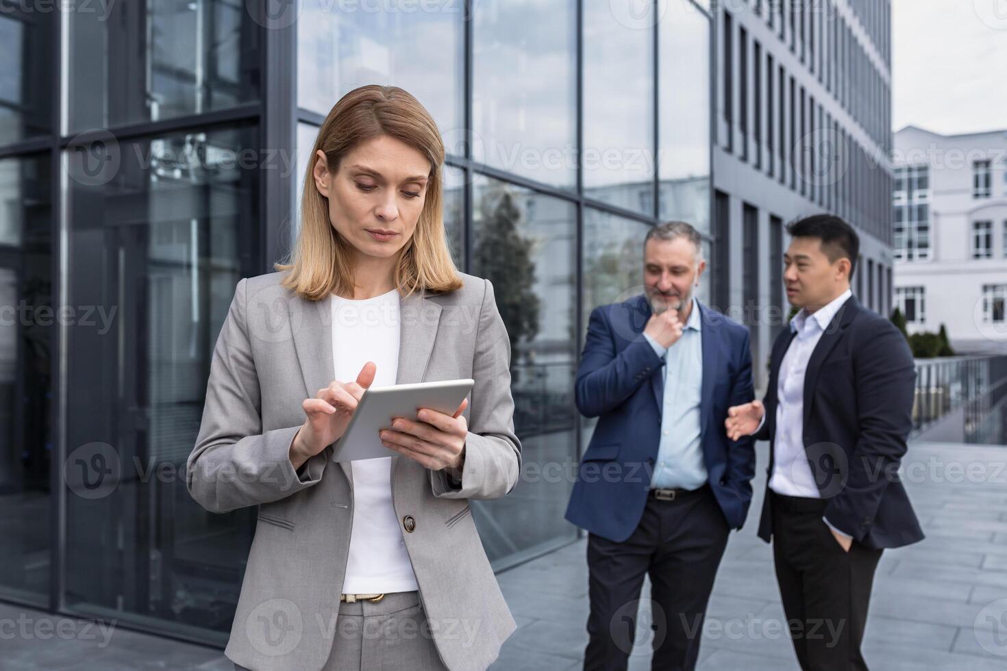 harcèlement à travail, groupe de affaires gens à l'extérieur Bureau bâtiment, Hommes discuter derrière femme du patron dos, bavardage et traquer photo