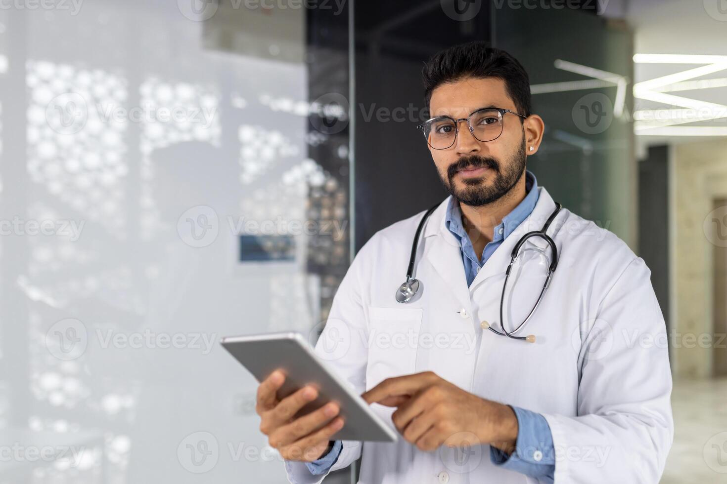 une médecin est en portant une tablette et à la recherche à il photo