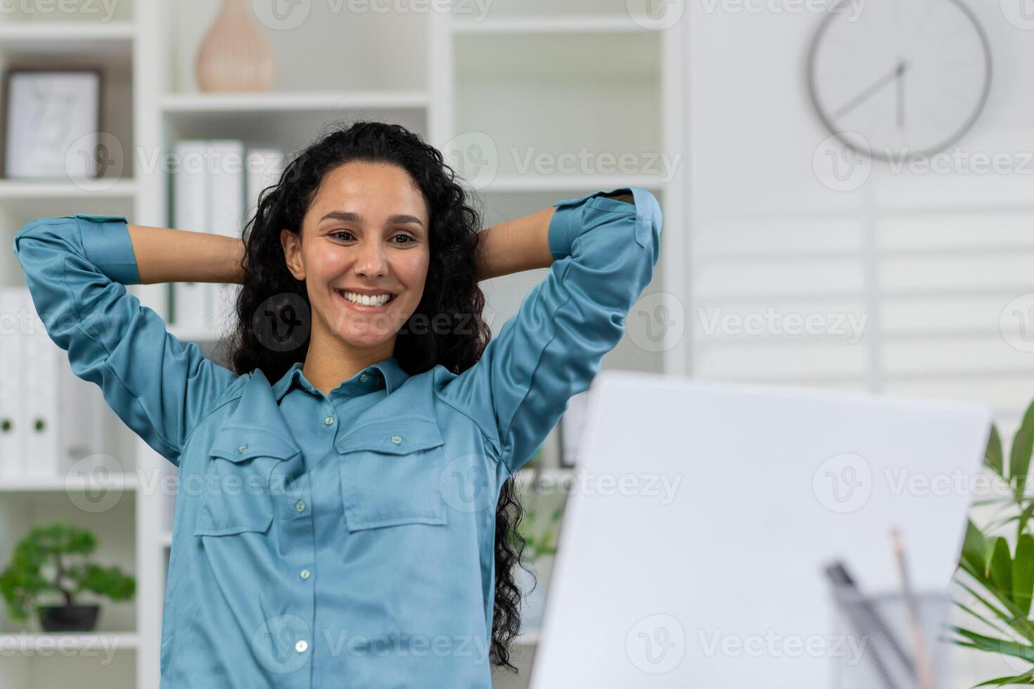 une contenu professionnel repose avec mains derrière diriger, profiter une paisible Pause dans une rangé, rempli de lumière Bureau environnement. photo