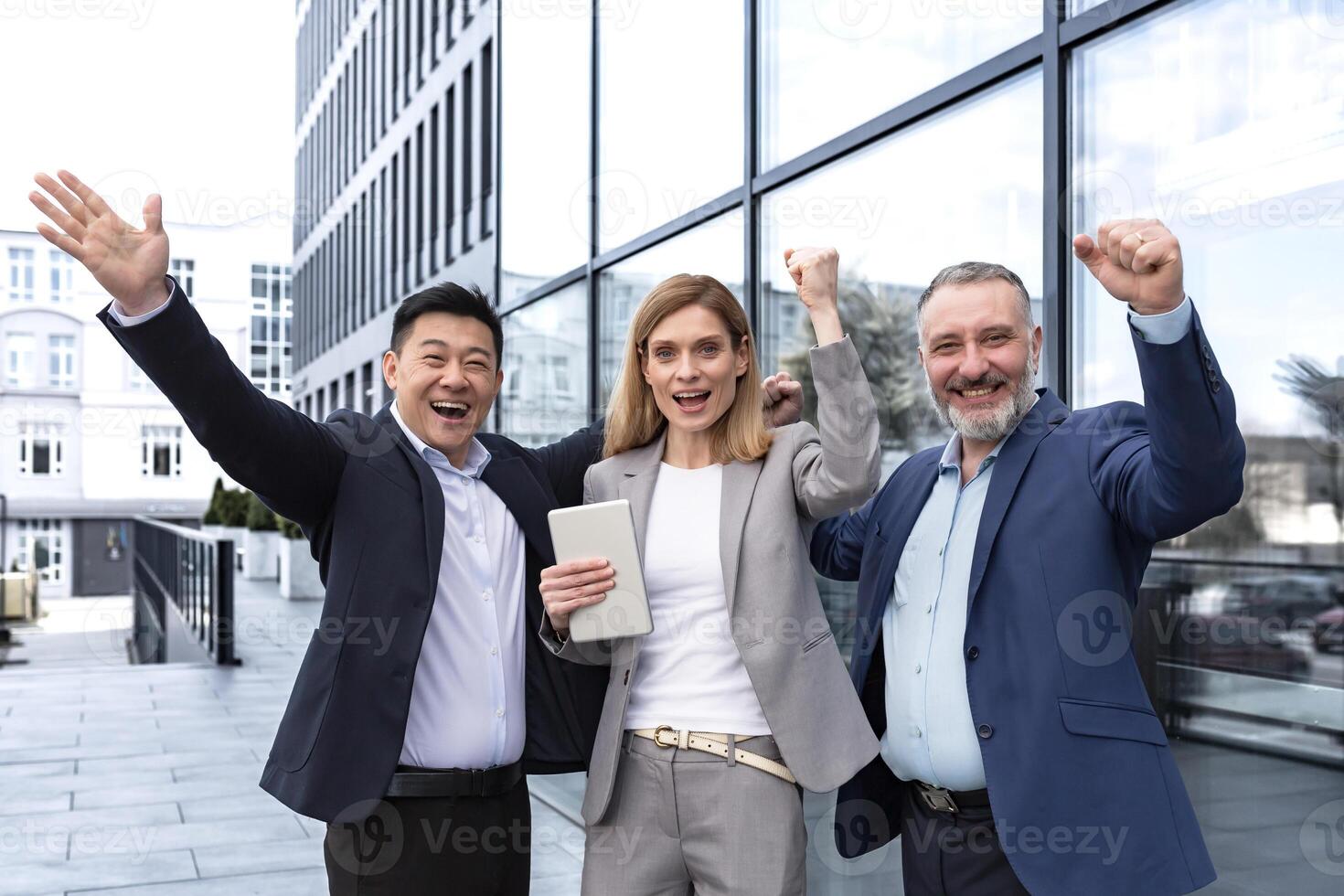 Succès content groupe affaires gens excité réjouissance à la recherche à caméra après réussi achèvement projet, et souriant portrait diverse équipe des employés célébrer la victoire. photo