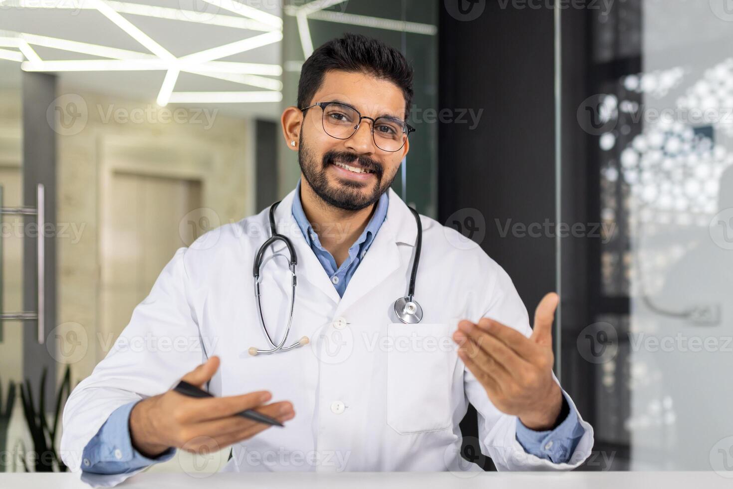 une médecin est souriant et en portant une presse-papiers. il est portant une blanc laboratoire manteau et lunettes. le presse-papiers a une stylo sur il photo