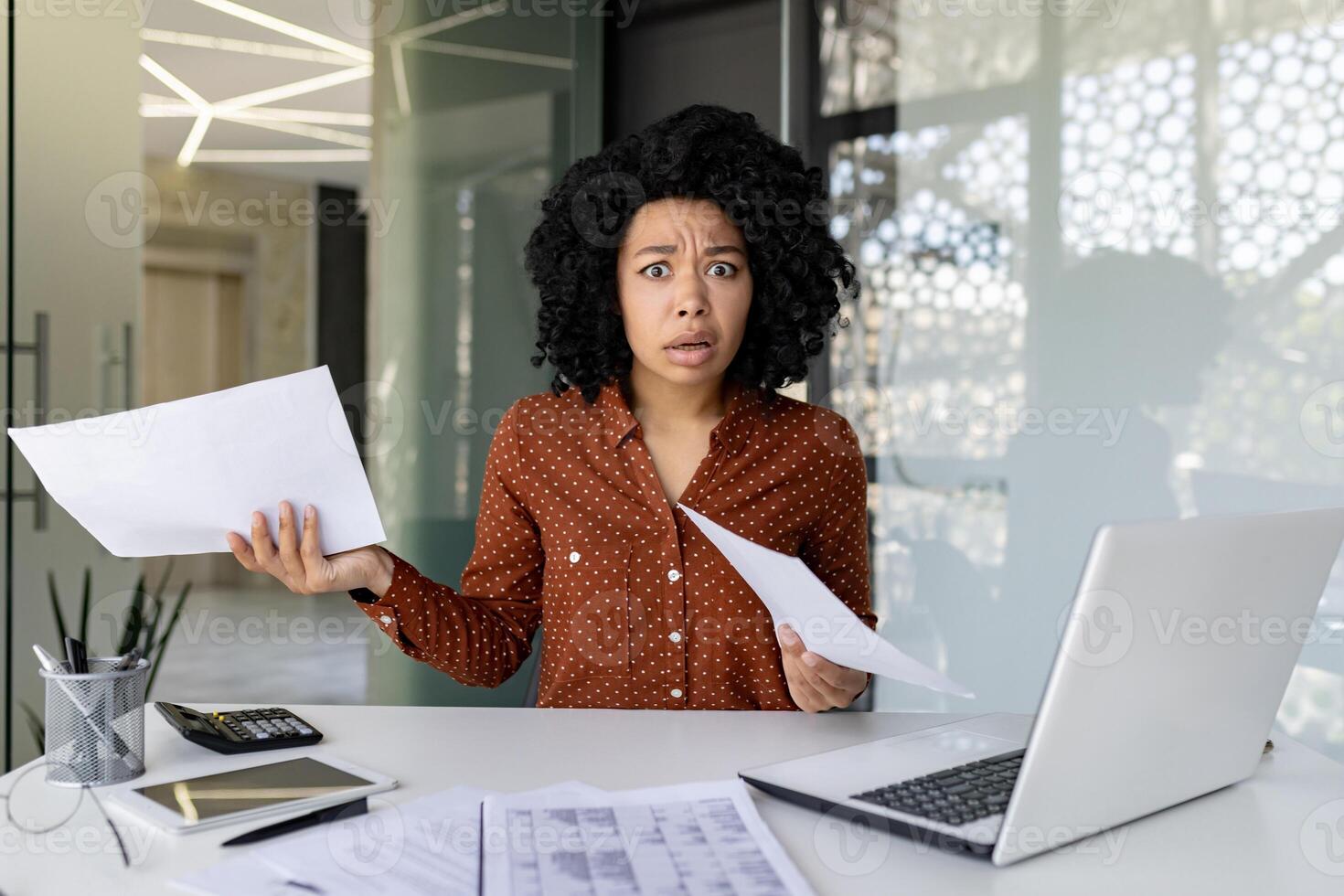 portrait de frustré et dérangé femme d'affaires financier, africain américain femme à la recherche insatisfait à caméra, comptable ouvrier en portant rapports avec négatif réussite résultats à l'intérieur bureau. photo