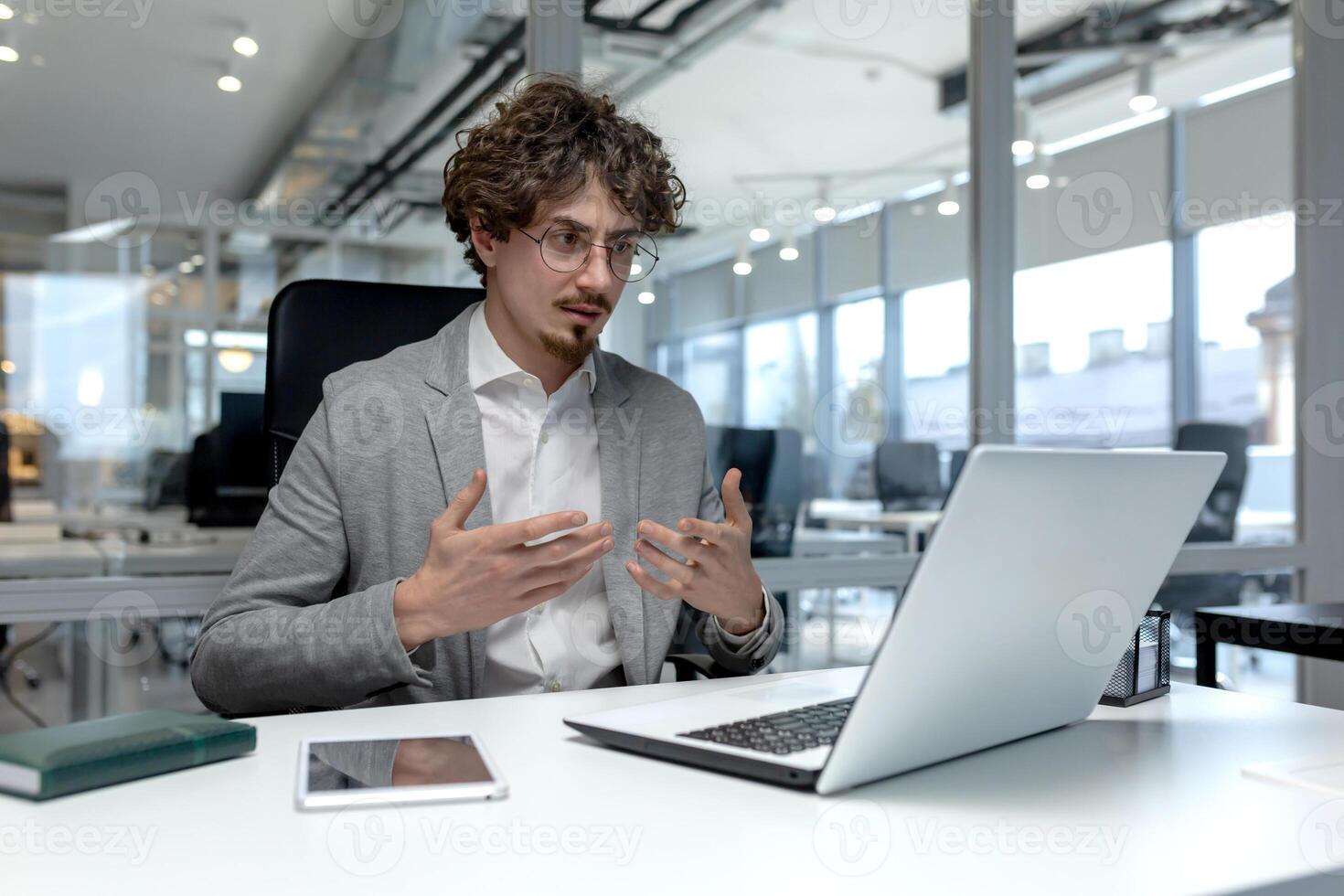 concentré Jeune Masculin Bureau ouvrier affichage professionnalisme à le sien lieu de travail, exsudant confiance et dévouement au milieu de typique Bureau alentours. photo