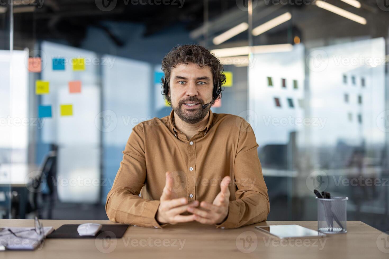 concentré homme d'affaire partage pensées pendant une Créatif réunion dans une bien éclairé, contemporain espace de travail avec gluant Remarques dans le Contexte. photo