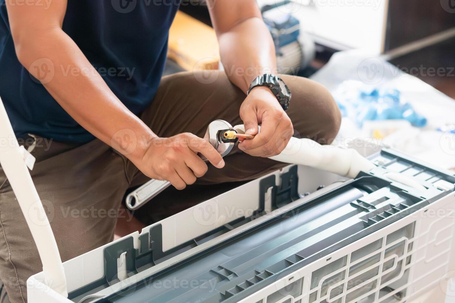 technicien homme en utilisant une clé à réparer et les articulations cuivre tuyau dans air Conditionneur système, réparation un service et installer Nouveau air conditionnement concepts photo