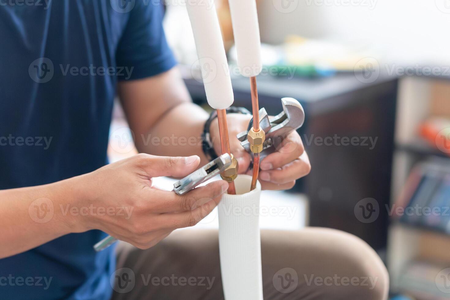 technicien homme en utilisant une clé à réparer et les articulations cuivre tuyau dans air Conditionneur système, réparation un service et installer Nouveau air conditionnement concepts photo