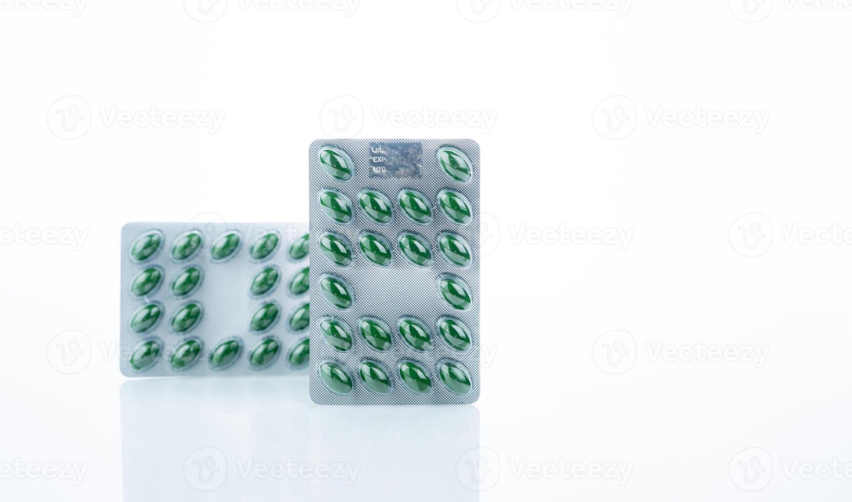 vu palmier nain et ortie extrait capsule pilule pour bénin prostatique hyperplasie traitement. bien-être dans bph. vert à base de plantes capsules pilule dans cloque pack isolé sur blanche. Naturel prostate santé soutien. photo