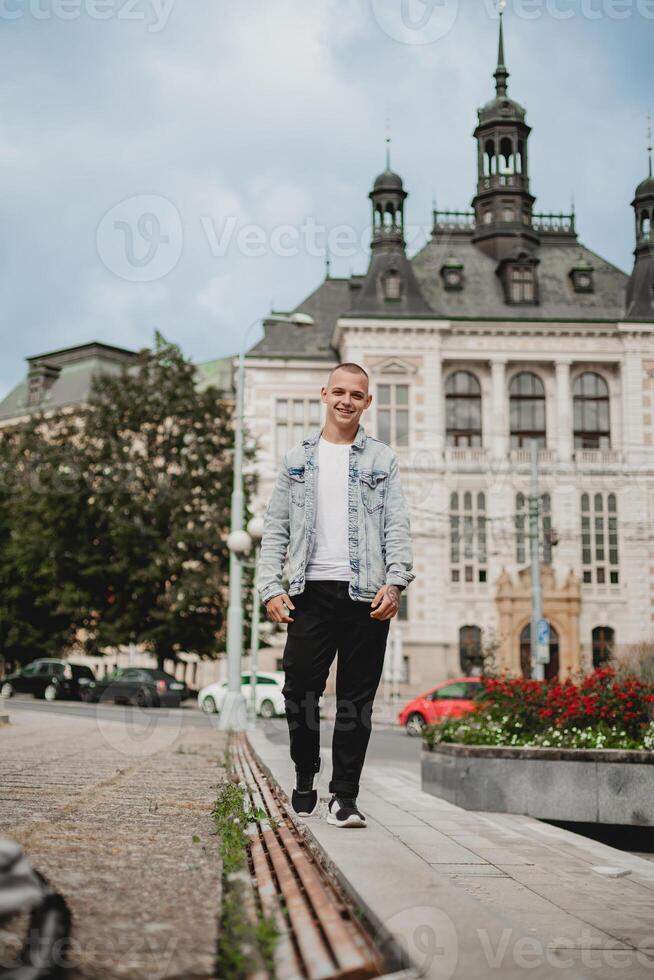 une homme dans une blanc chemise photo