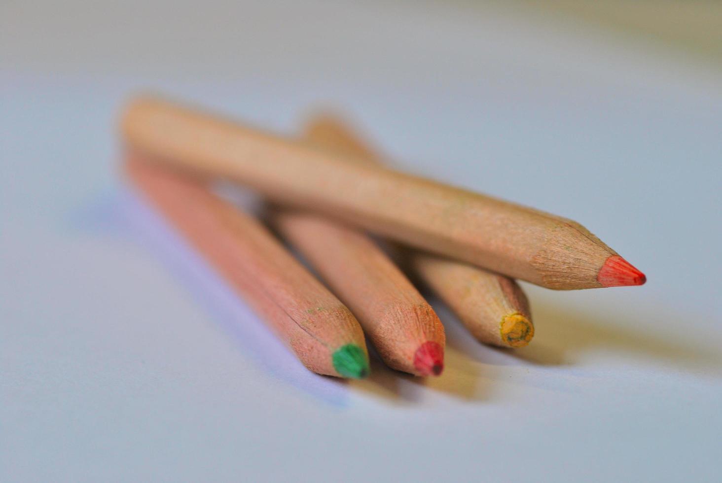 crayon de couleur sur fond blanc photo