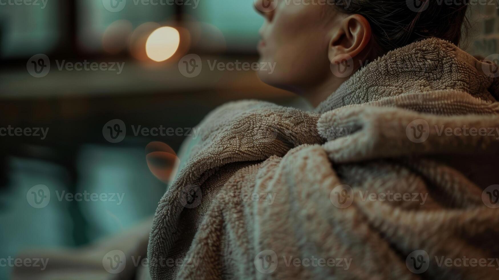 une la personne enveloppé dans une doux peignoir après une sauna session leur corps détendu et prêt pour une Profond rajeunissant dormir. photo