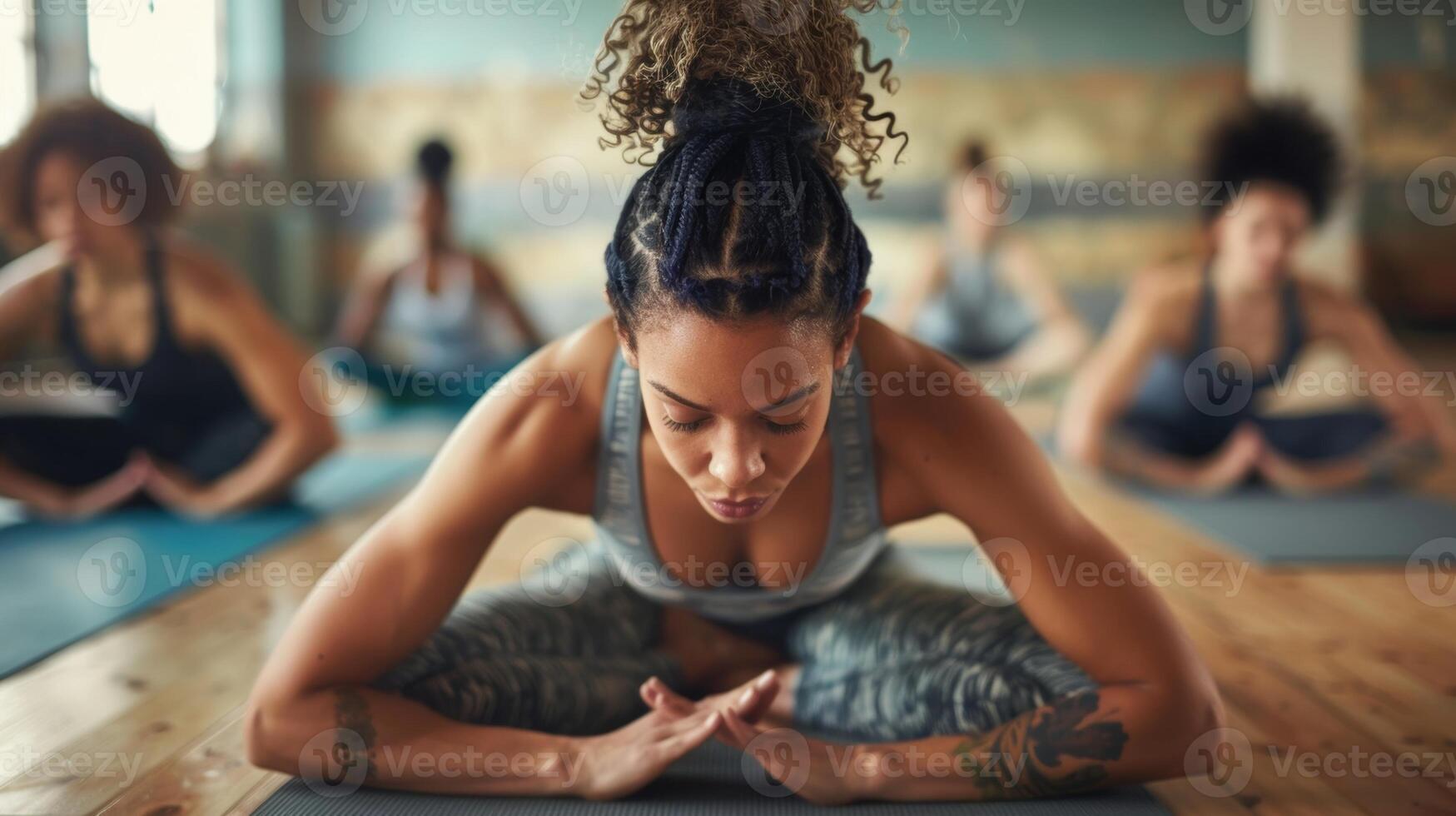 un instructeur démontrant correct forme pour une difficile yoga pose entouré par désireux les participants photo