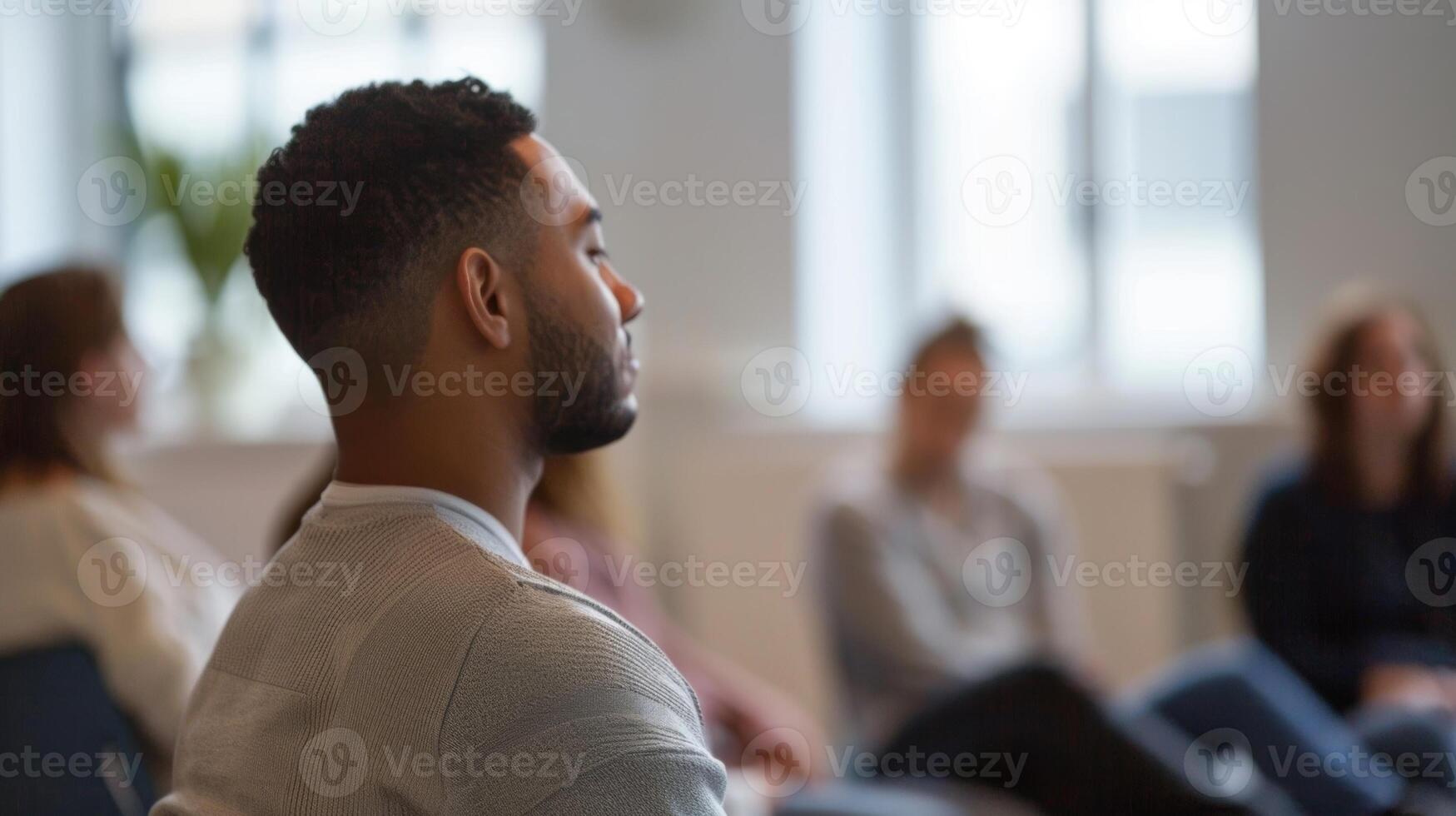 une homme participant dans une groupe atelier concentré sur mental santé et émotif bien-être partie de le sien personnalisé bien-être périple photo