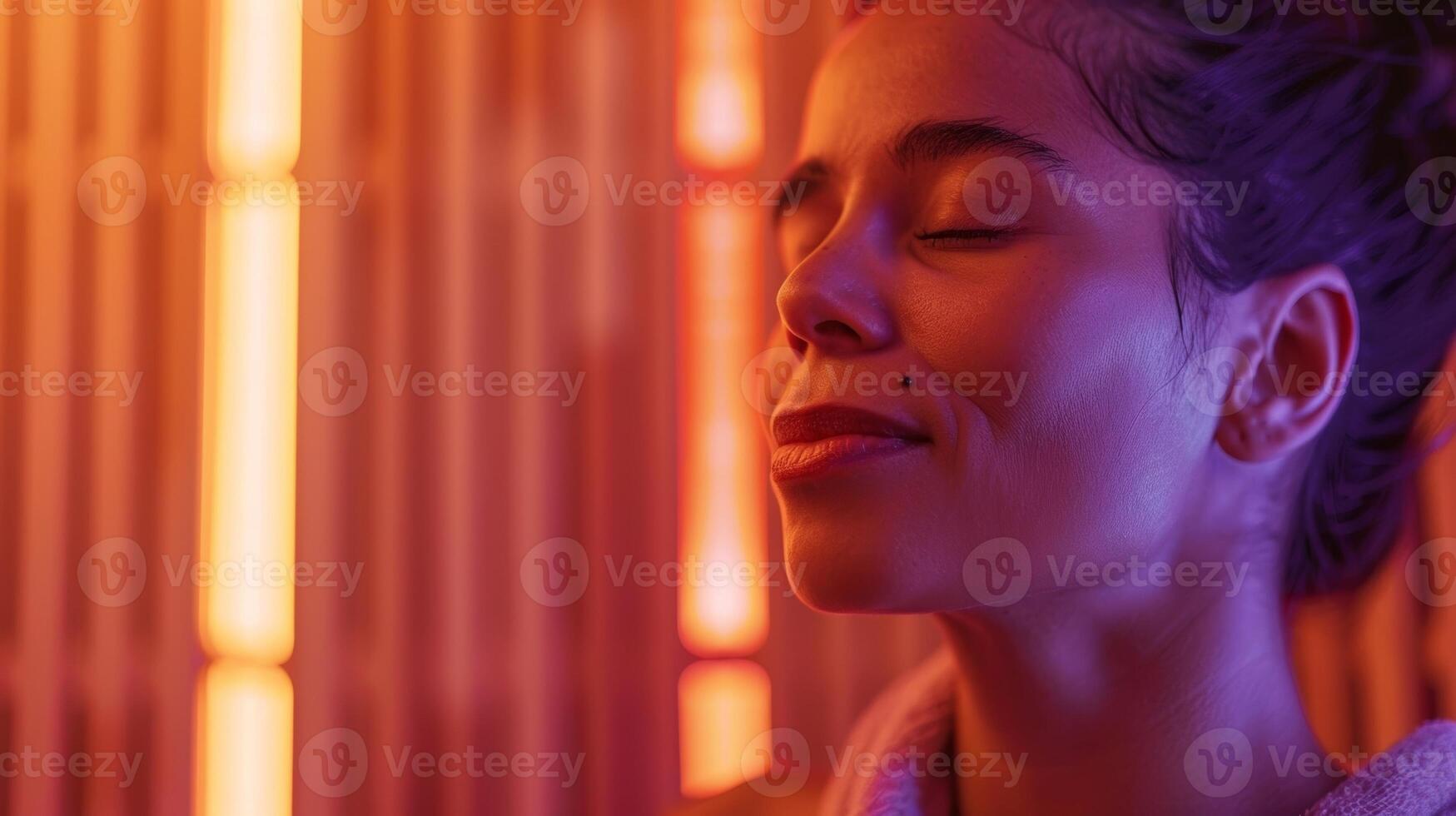 une femme pratiquant pleine conscience et Profond respiration techniques dans le infrarouge sauna découverte une sens de calme et le soulagement de le douleur de sa migraine. photo