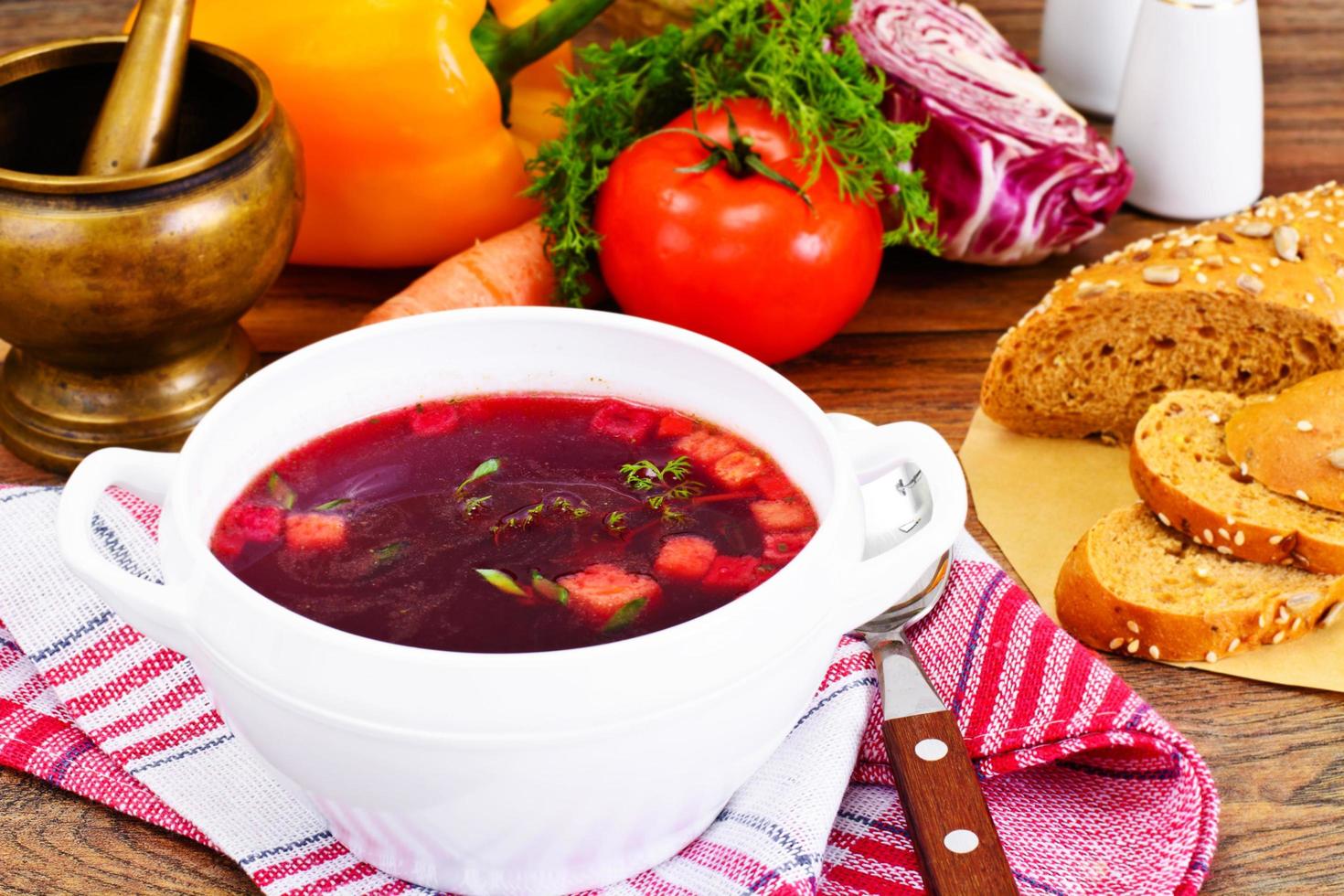 nourriture saine. soupe aux betteraves, tomates et légumes photo