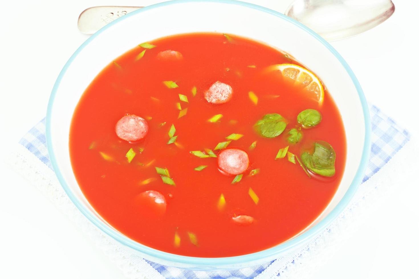 soupe de tomate dans l'assiette. cuisine italienne nationale photo