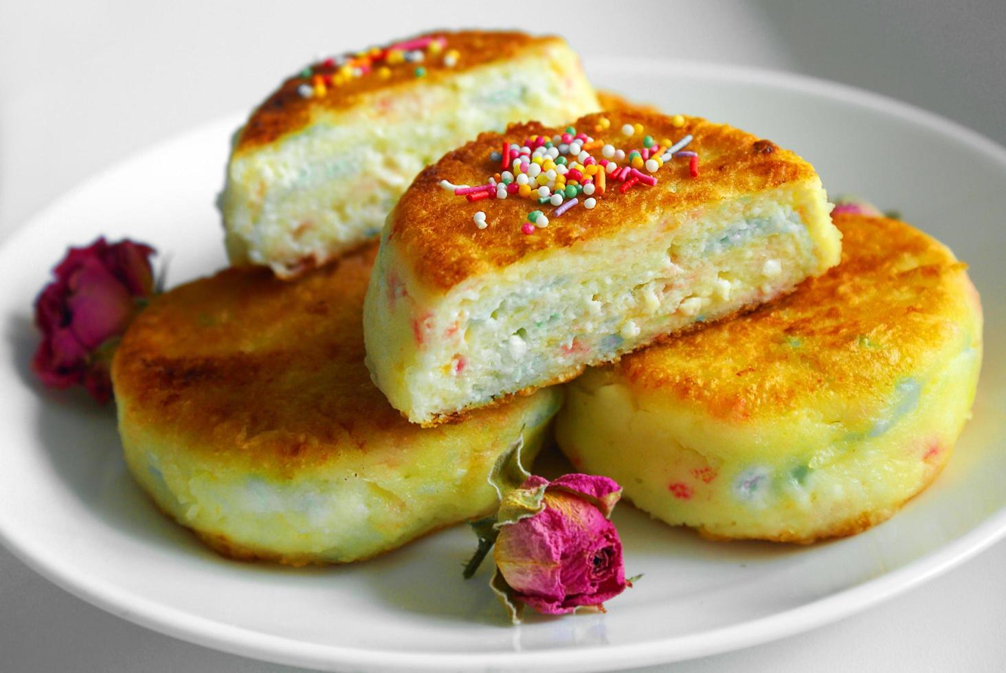 gâteaux au fromage avec des pépites multicolores. photo