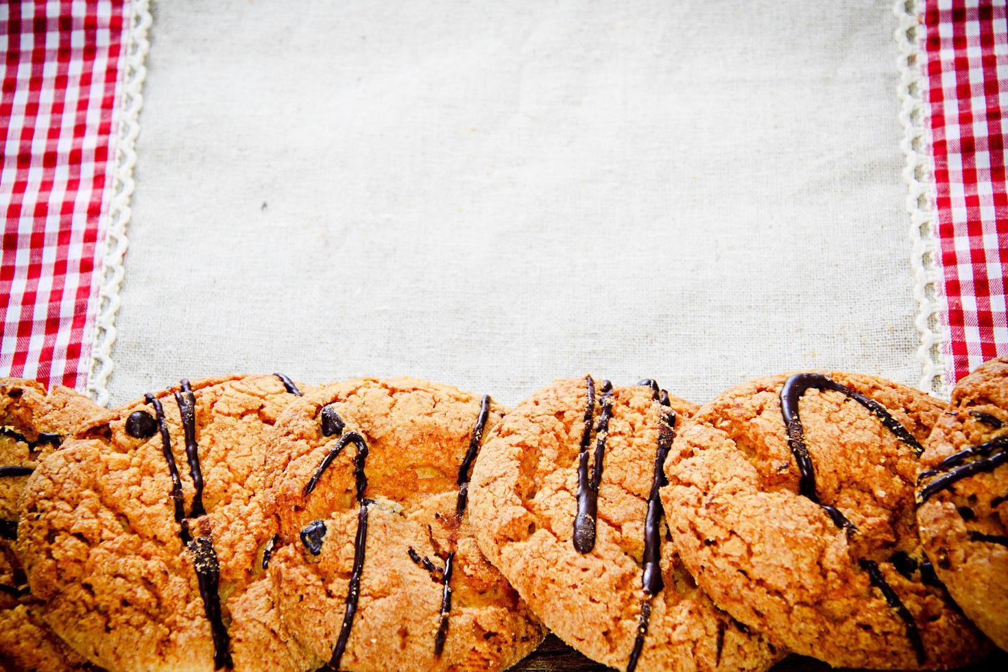 biscuits au chocolat sur une serviette à carreaux photo
