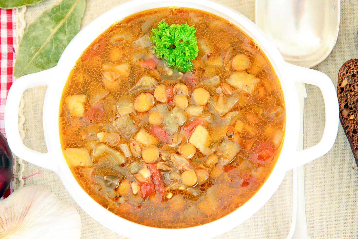 soupe de lentilles aux aubergines, tomates et oignons photo