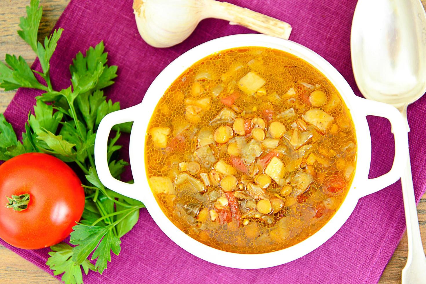 soupe de lentilles aux aubergines, tomates et oignons photo