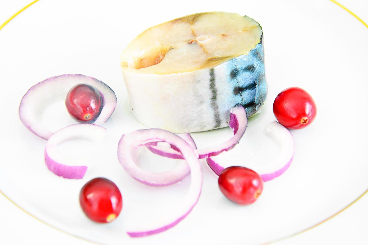 maquereau mariné au sel avec canneberges et épices photo