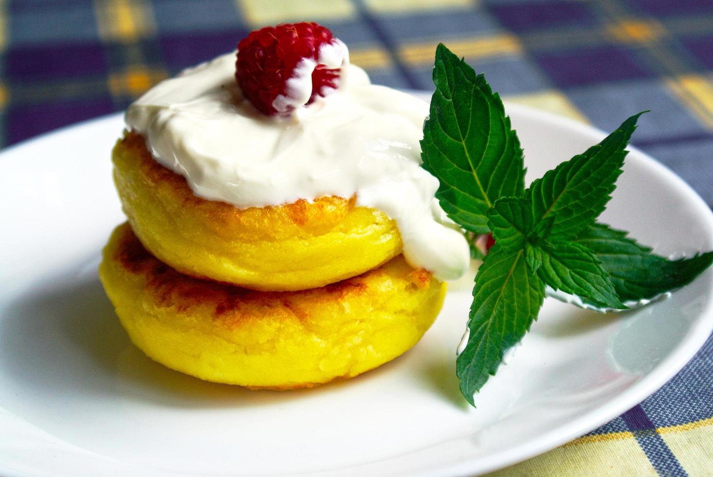 délicieux cheesecake aux framboises et à la menthe. photo