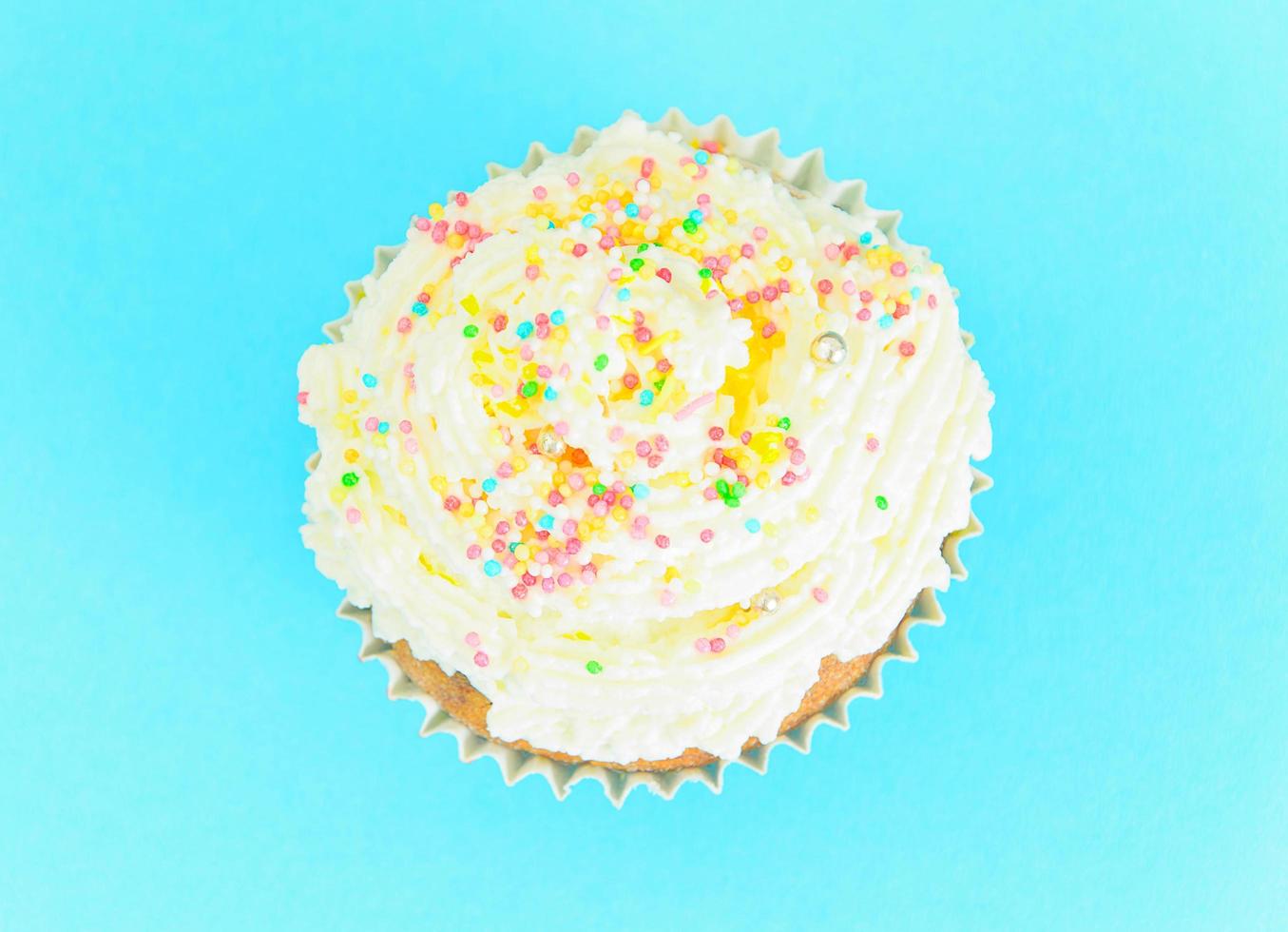 gâteau à la crème, cupcake sur fond bleu. photo