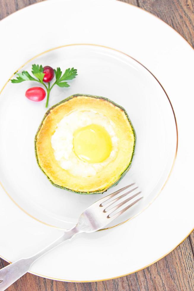 petit déjeuner diététique. oeufs brouillés aux courgettes photo