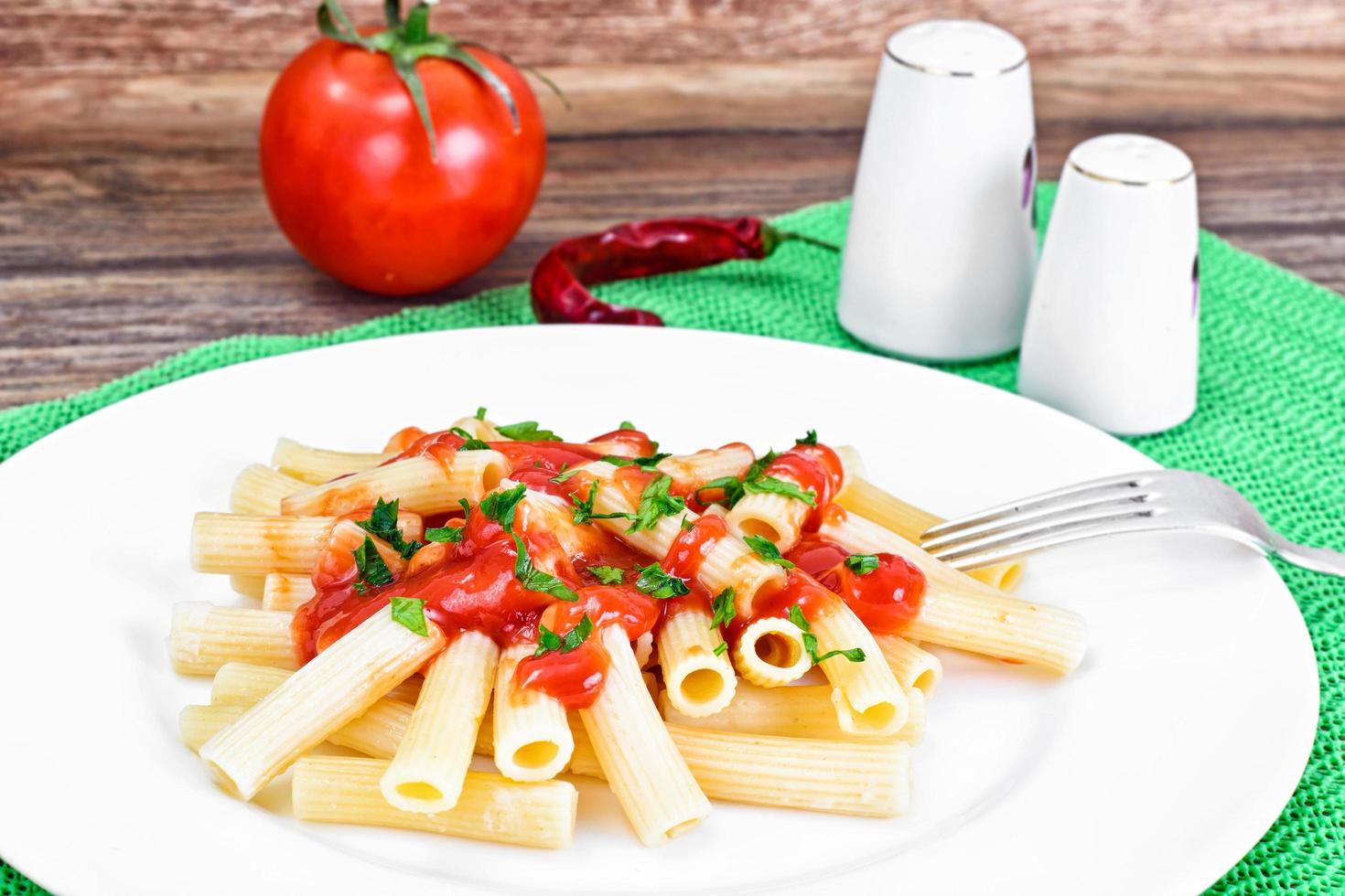 pâtes avec sauce tomate ketchup, oignons verts et fromage photo