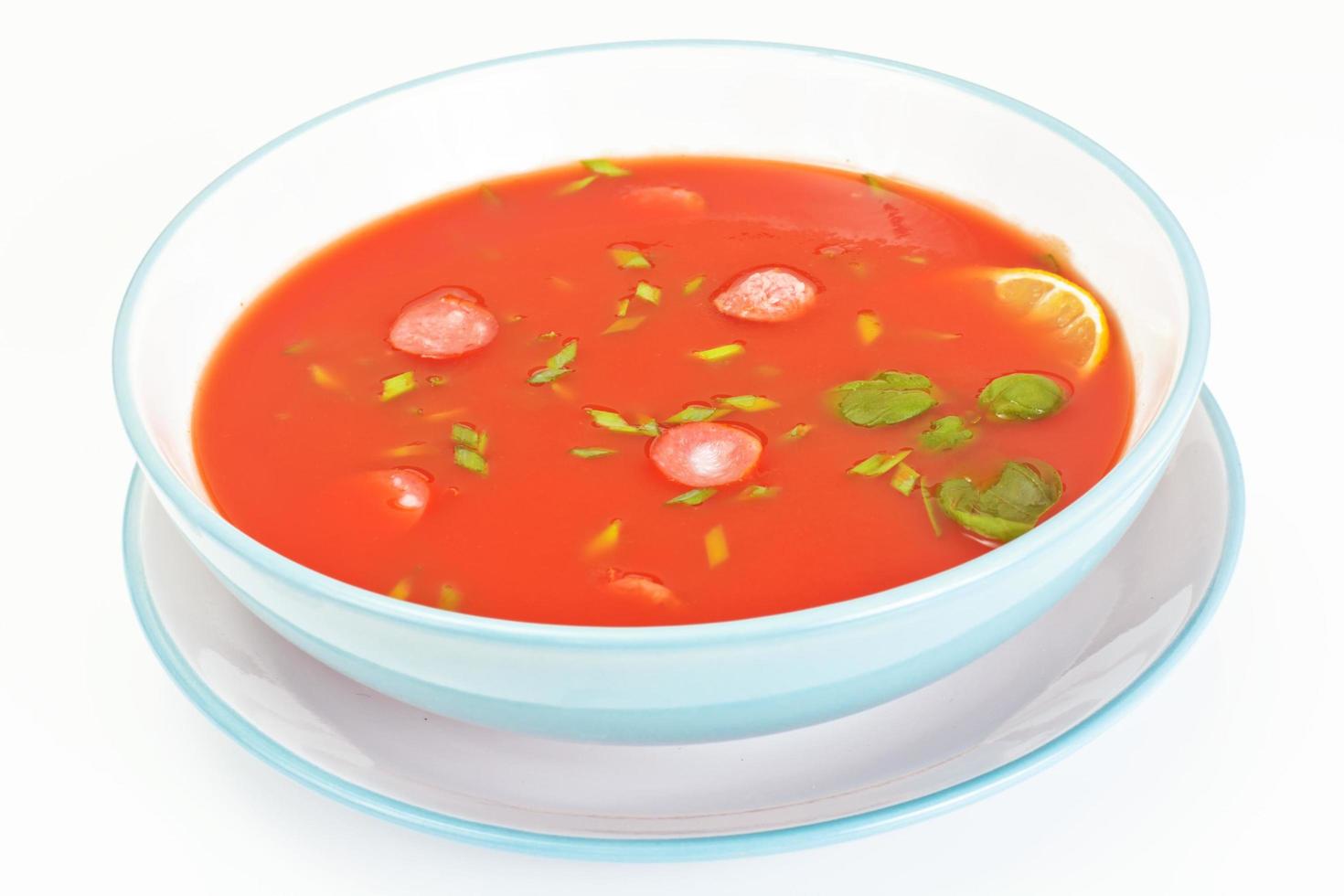 soupe de tomate dans l'assiette. cuisine italienne nationale photo