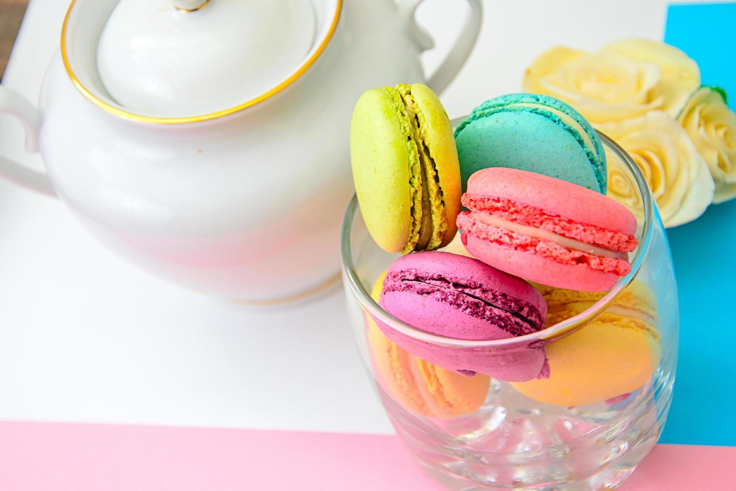 macarons français sucrés et colorés photo