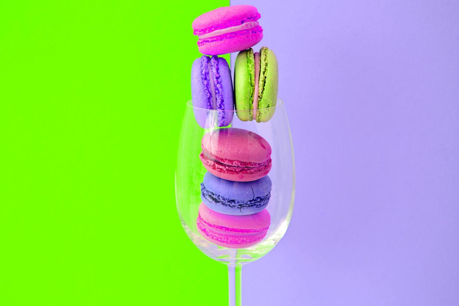 macarons français sucrés et colorés photo