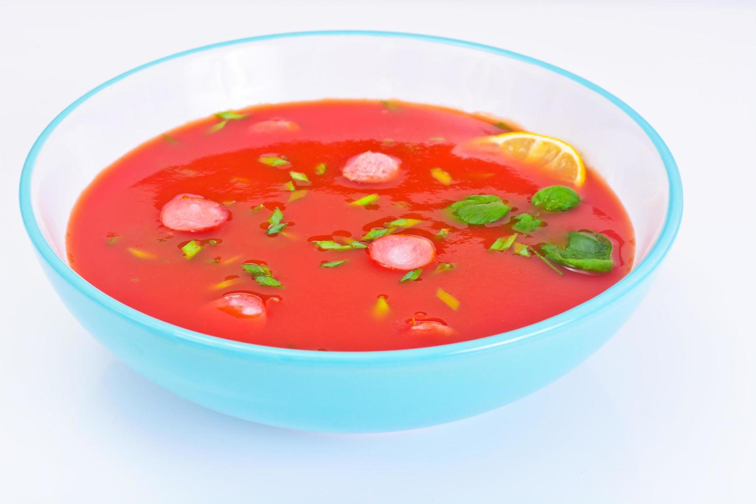 soupe de tomate dans l'assiette. cuisine italienne nationale photo