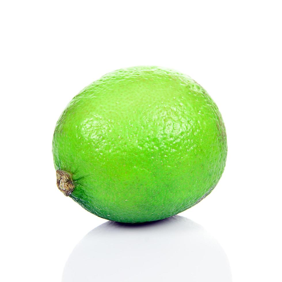 citron vert frais sur fond blanc photo