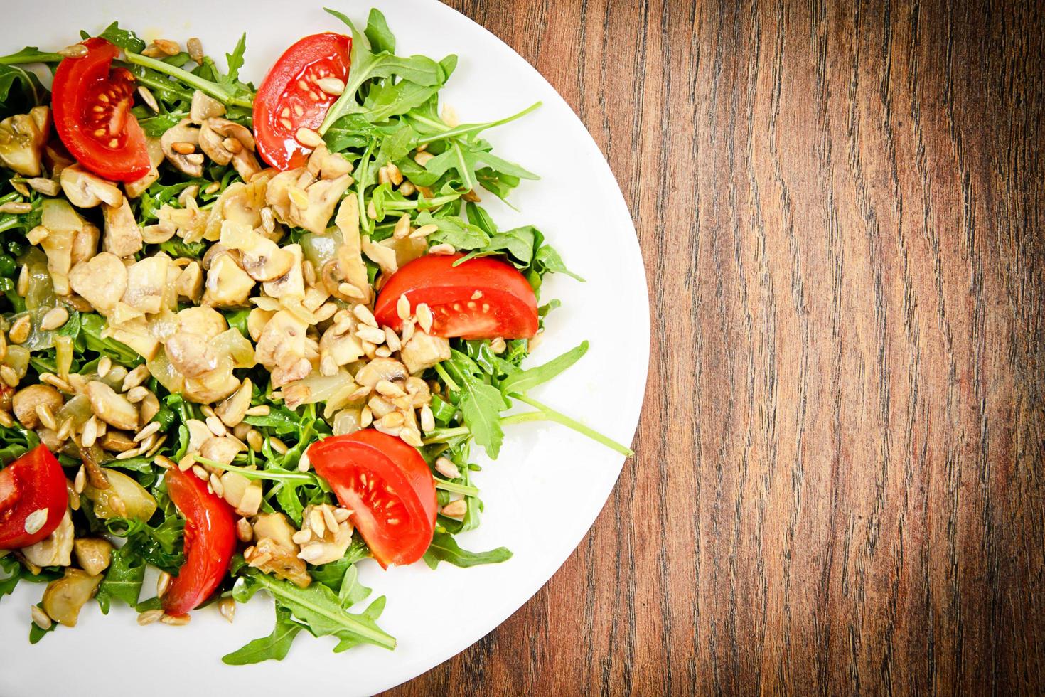 salade de tomates, champignons, roquette et graines de tournesol photo