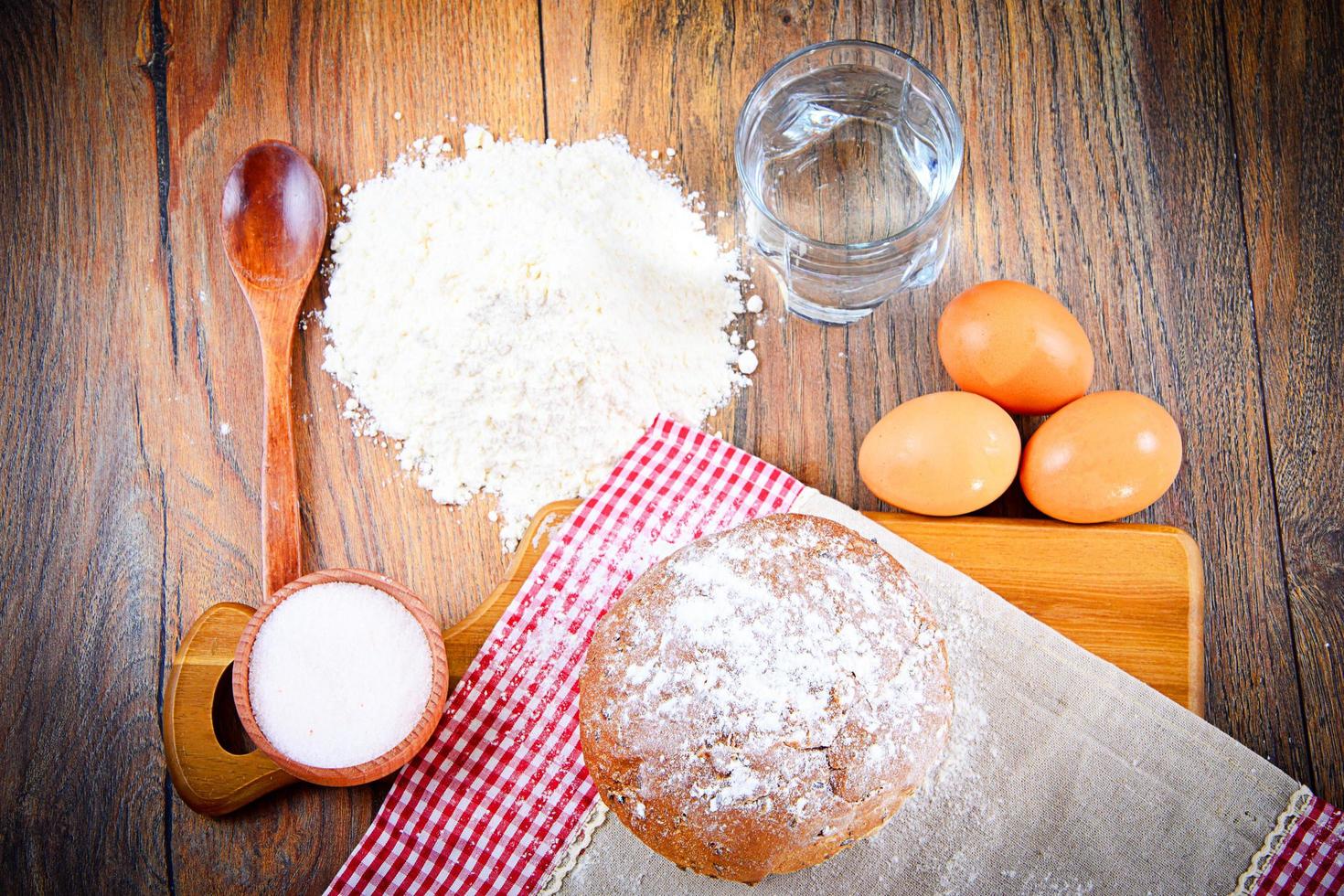 pain, farine, œuf et eau. pâtisserie photo