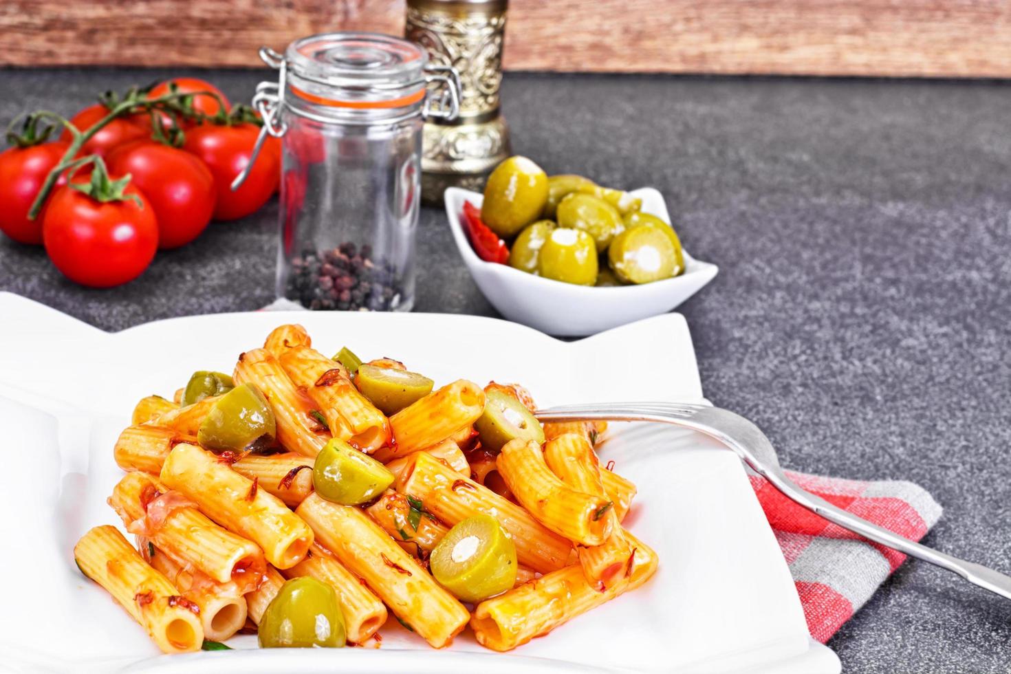 tortellini, penne pasna au ketchup et olives vertes photo