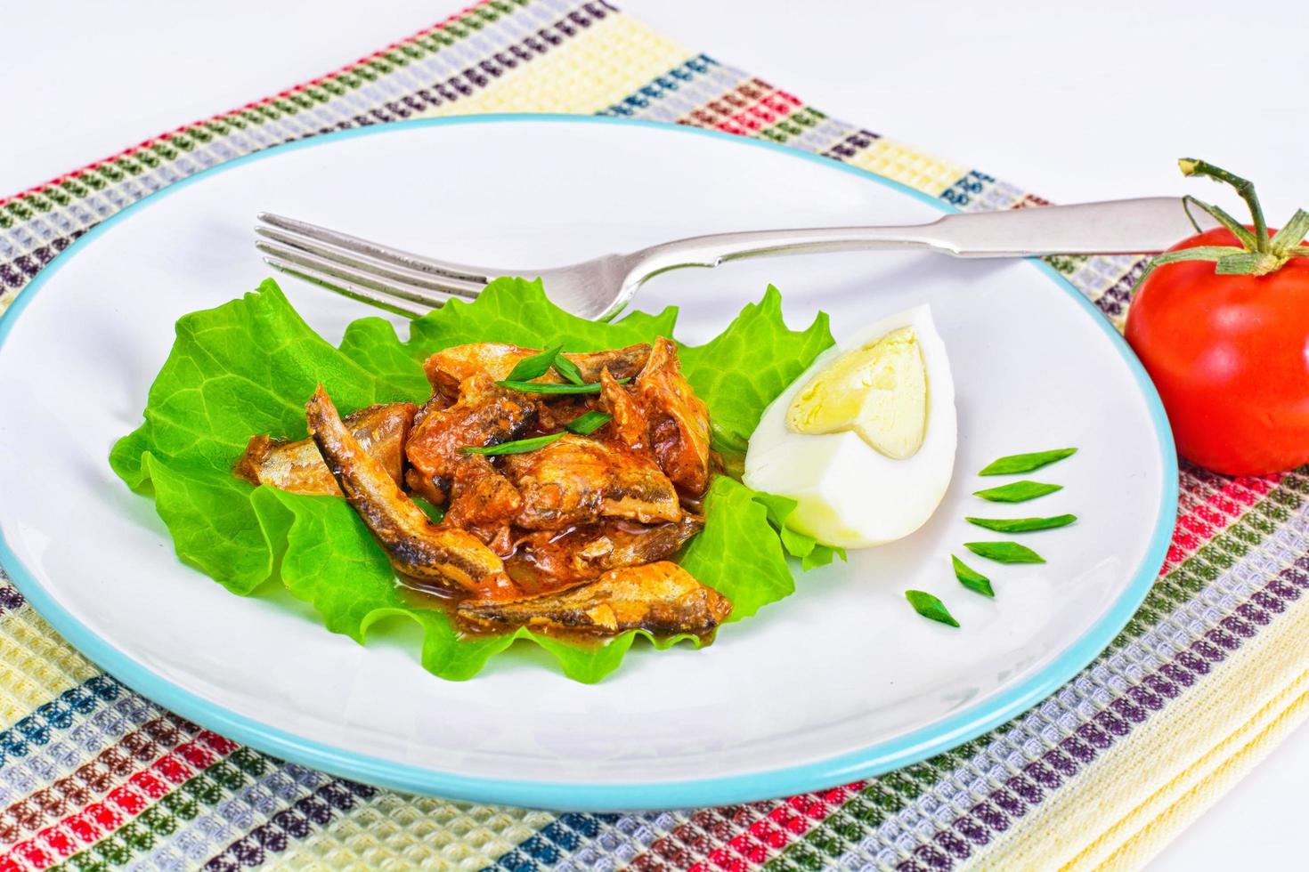 poisson en conserve avec des oeufs sur la laitue photo