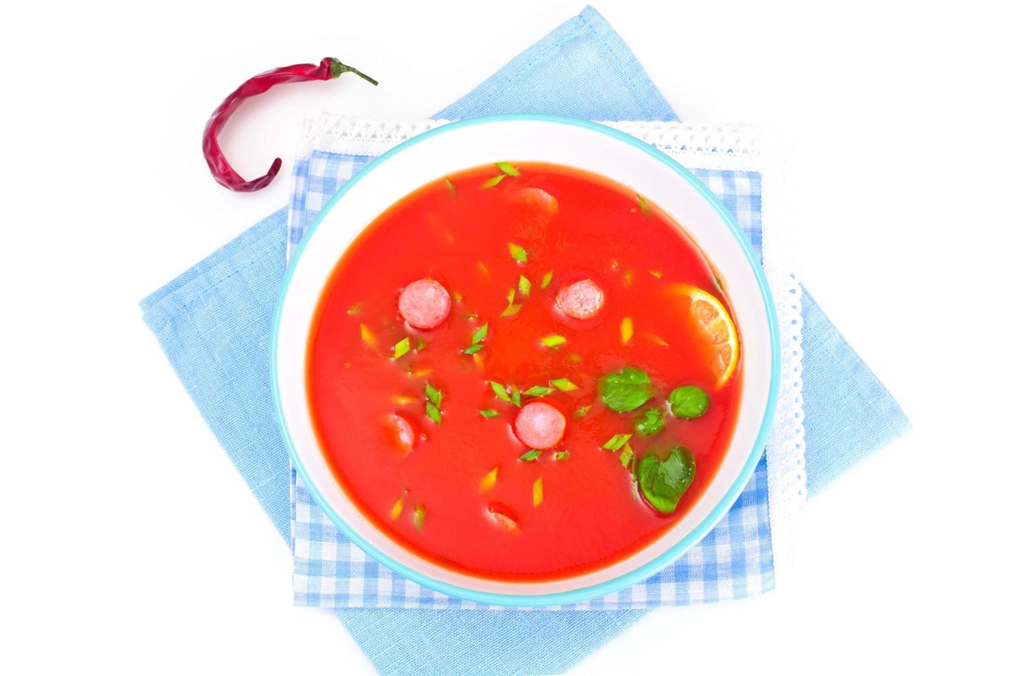 soupe de tomate dans l'assiette. cuisine italienne nationale photo