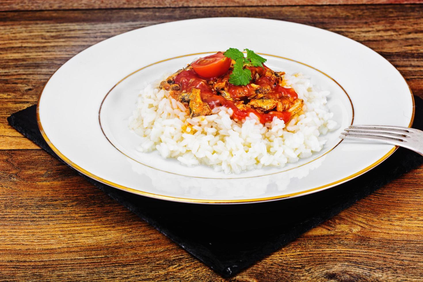 riz au poisson en conserve à la sauce tomate photo