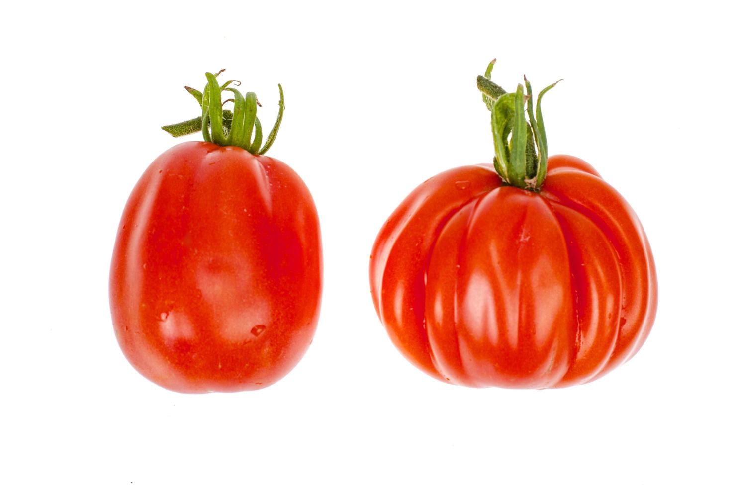 grosse tomate de boeuf rose isolé sur fond blanc. photo