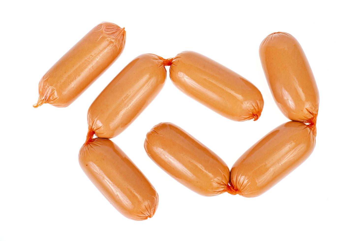 saucisses de viande dans un boîtier en polyamide isolé sur fond blanc. photo