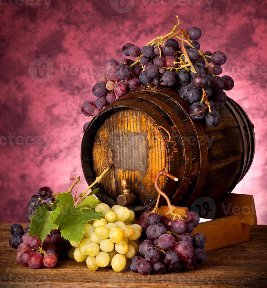 blanc et rouge les raisins avec du vin baril photo