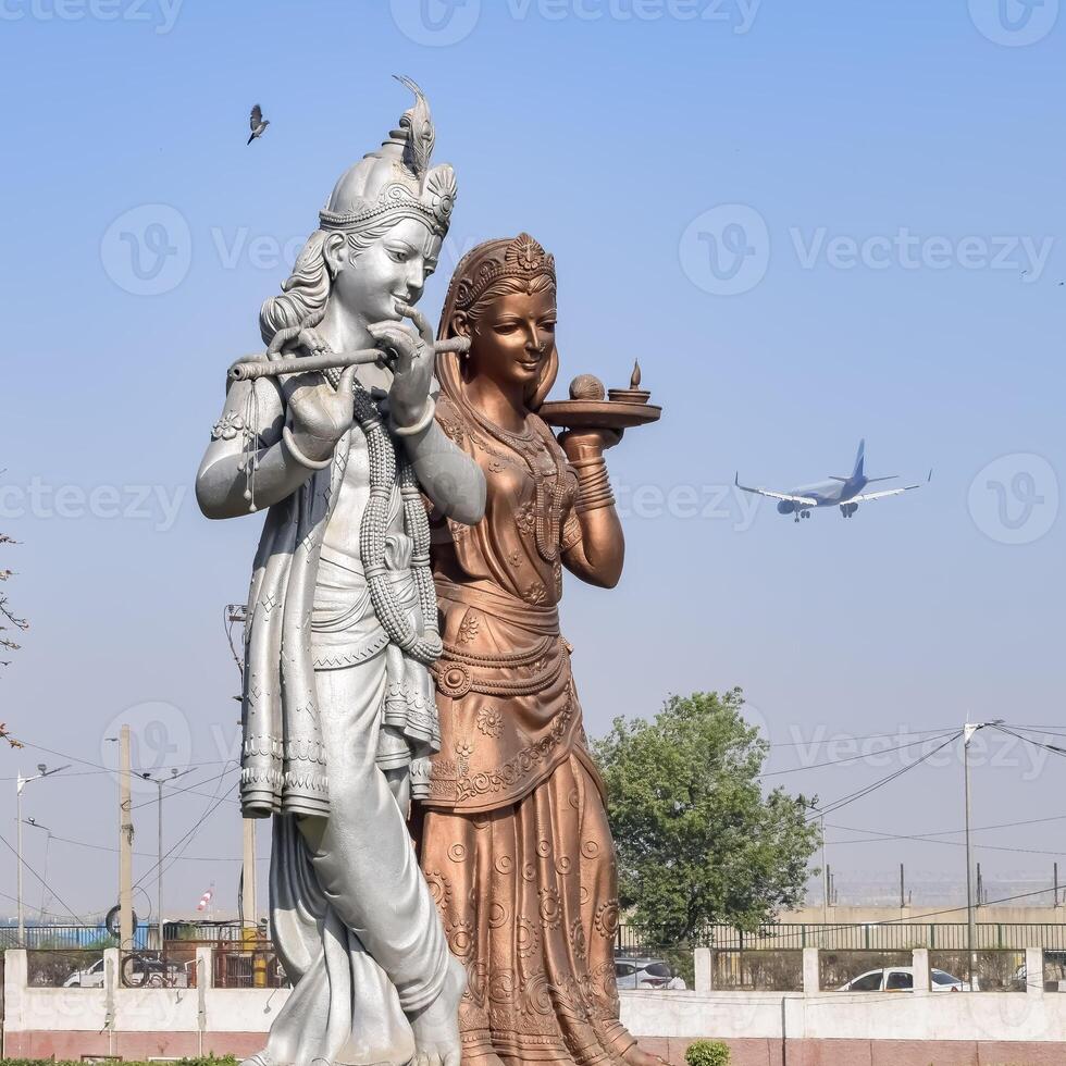 gros statue de Seigneur radha krishna près delhi international aéroport, Delhi, Inde, Seigneur krishna et radha gros statue émouvant ciel à principale Autoroute mahipalpur, delhi photo