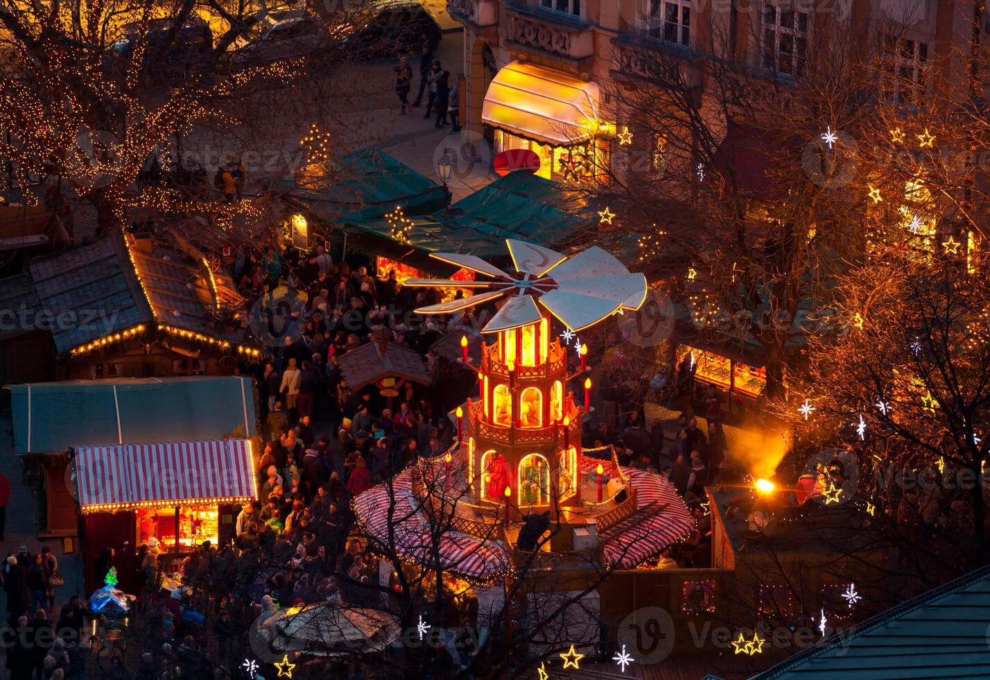 typique en bois Noël carrousel, Munich photo