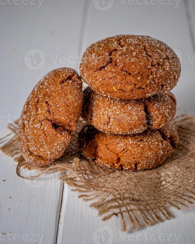 chaud fait maison biscuit au gingembre biscuits sur une en bois planche photo