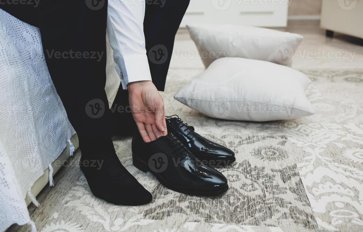 homme dans une costume cravates en haut les lacets sur noir classique élégant chaussures. photo